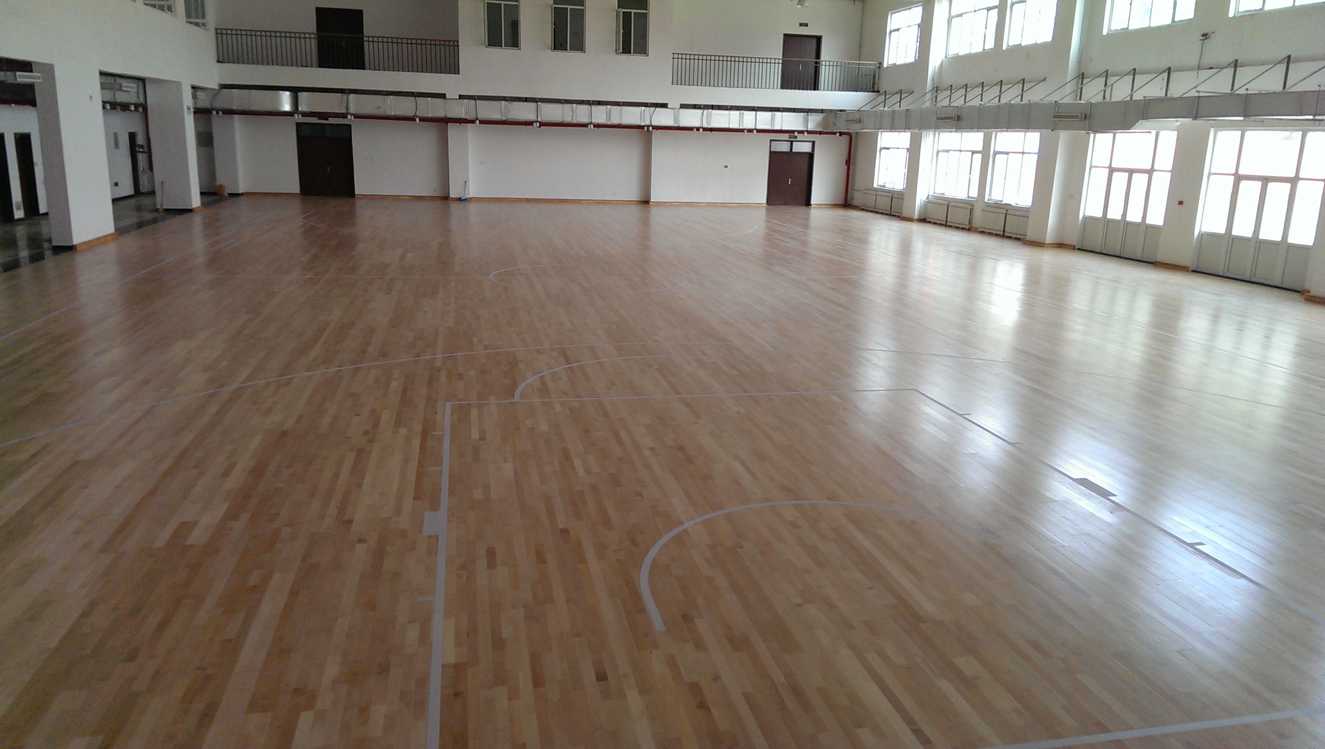 白銀體育木地板低價(jià)促銷